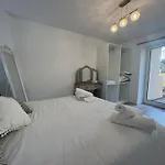 Charming Seaside Flat *