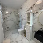 Charming Seaside Flat דירה *