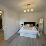 Charming Seaside Flat דירה *