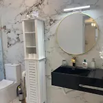 Charming Seaside Flat דירה