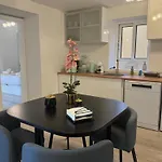 Charming Seaside Flat *