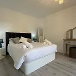 Charming Seaside Flat דירה