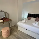 Charming Seaside Flat דירה *