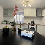 Charming Seaside Flat דירה