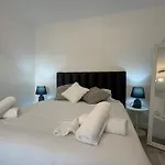 Charming Seaside Flat דירה