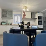 דירה Charming Seaside Flat