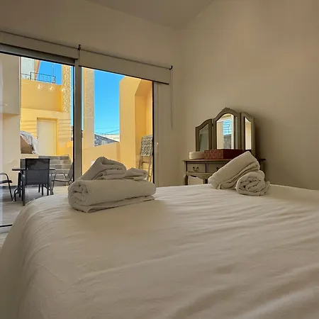 Charming Seaside Flat *