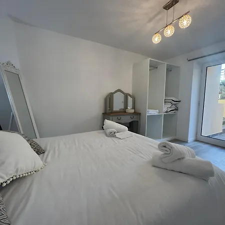 Charming Seaside Flat *