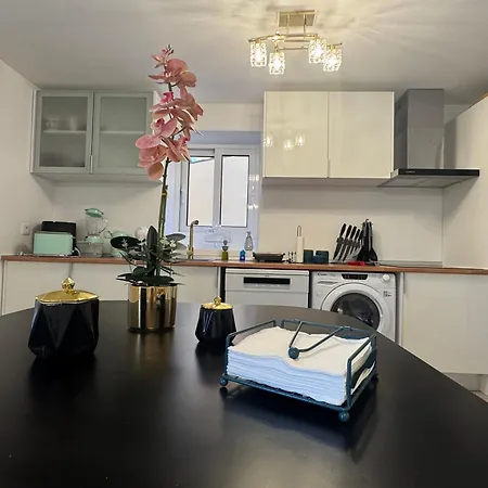 Charming Seaside Flat Apartmán