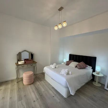 Charming Seaside Flat דירה