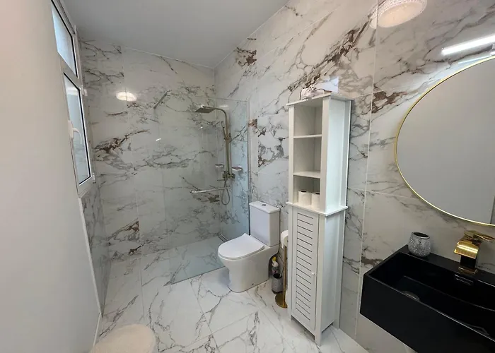 Charming Seaside Flat דירה *