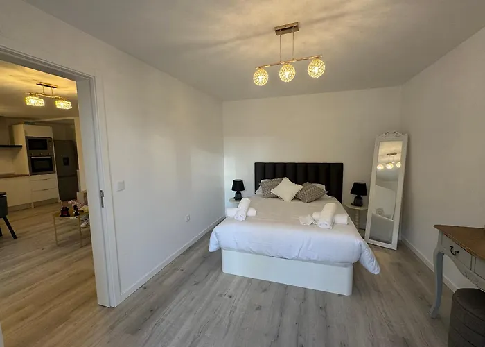 Charming Seaside Flat דירה *