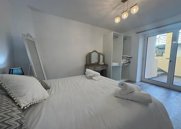 Charming Seaside Flat *