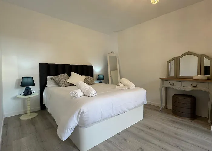 Charming Seaside Flat דירה