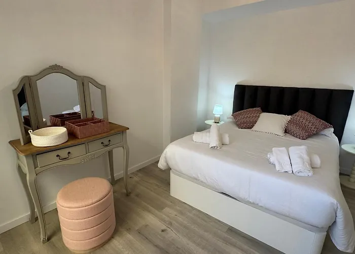 Charming Seaside Flat דירה *