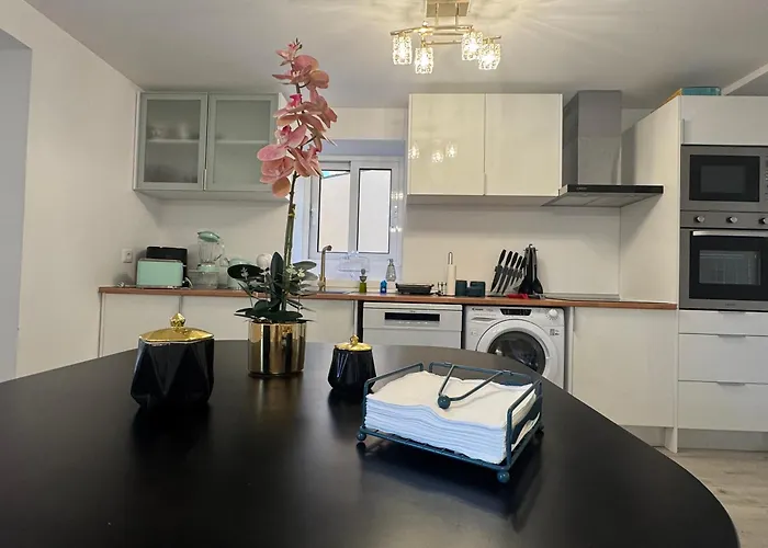 Charming Seaside Flat דירה