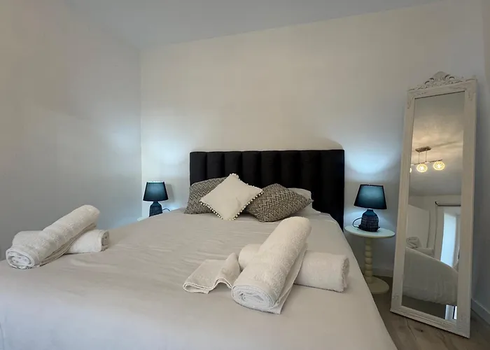 Charming Seaside Flat דירה