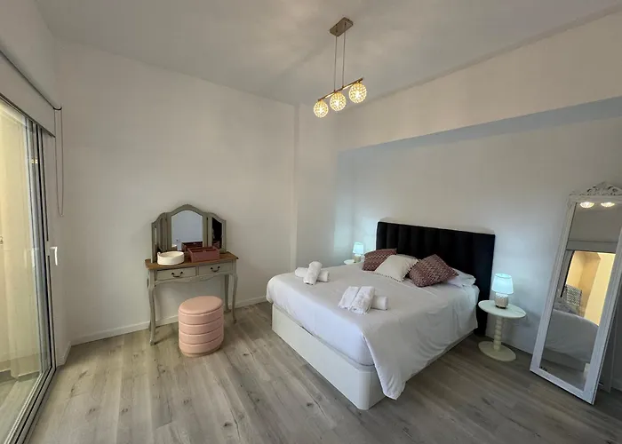 Charming Seaside Flat דירה